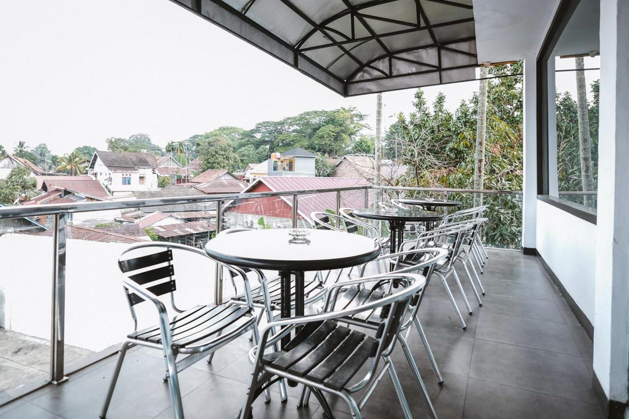 Reddoorz Premium At Hotel T-One Jambi Tanjungjohor Dış mekan fotoğraf